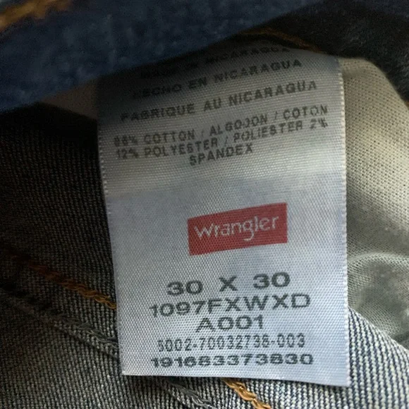 🎉HP🎉 Wrangler Blue Straight Jeans Classic Denim Style - Picture 4 of 4